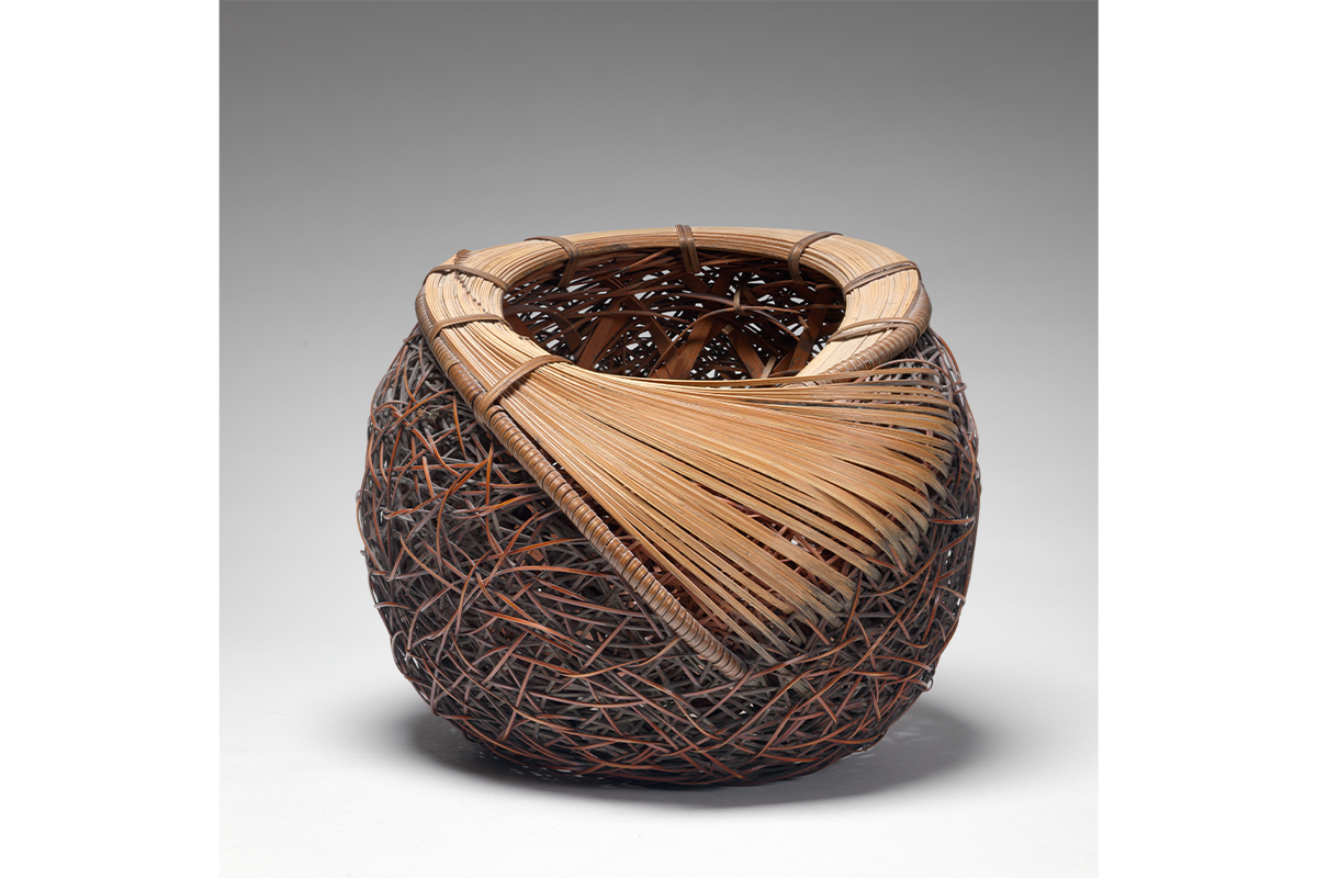 Round shaped woven basket with brown tones