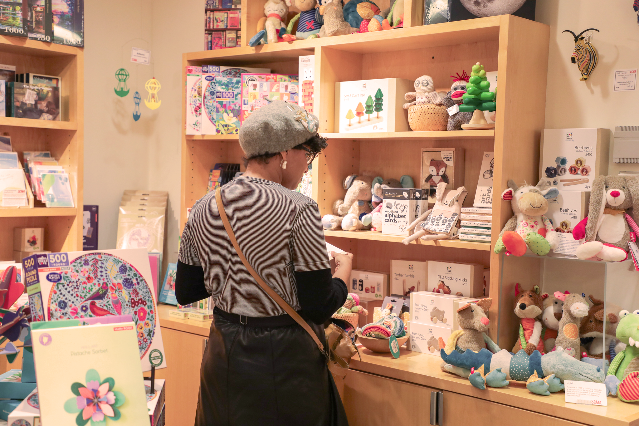 Person browsing in the Shop
