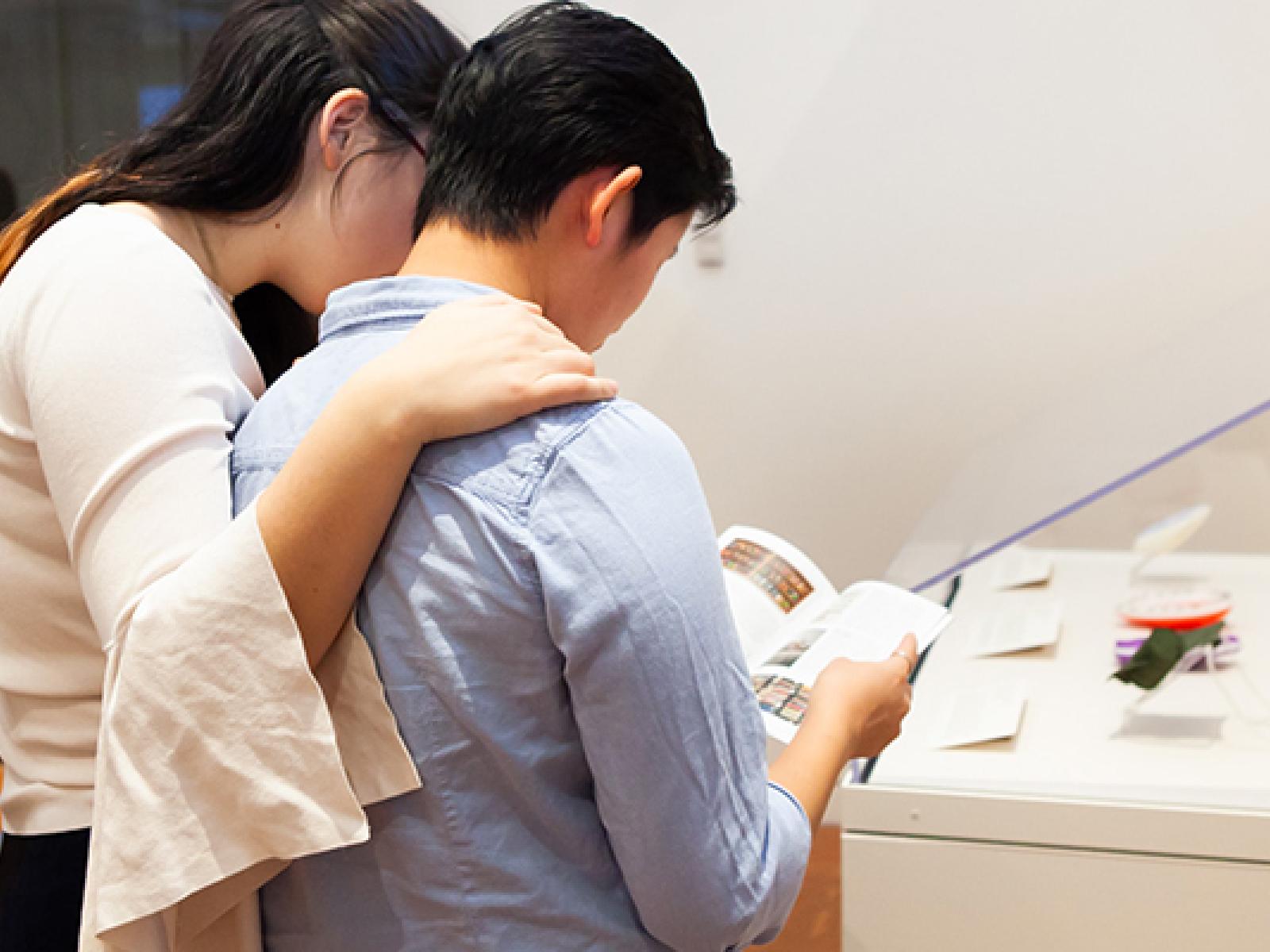 Second Friday Image of two people in gallery_Photo by Lynne Graves for SCMA